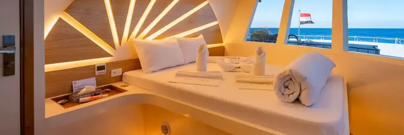Intérieur lumineux d'une cabine de bateau avec lit et décoration soignée