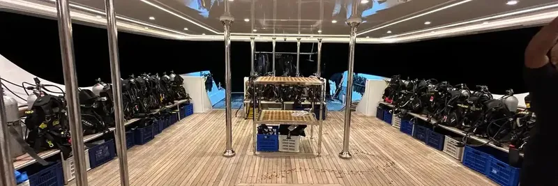 Equipement de plongée rangé sur le pont d'un bateau de croisière