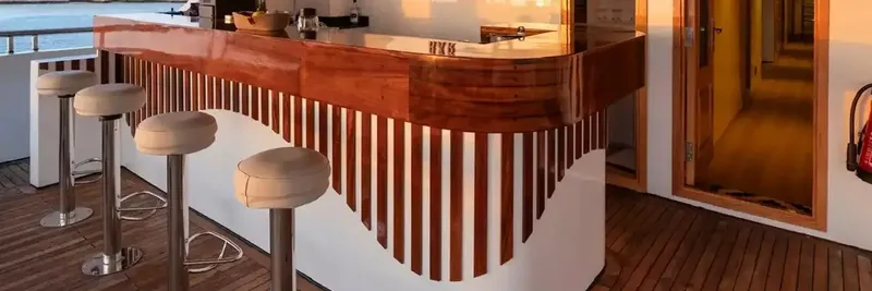 Bar sur un bateau avec des tabourets et un intérieur visible