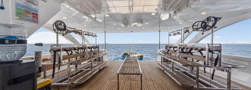 Intérieur d'un bateau de plongée avec des supports pour les équipements