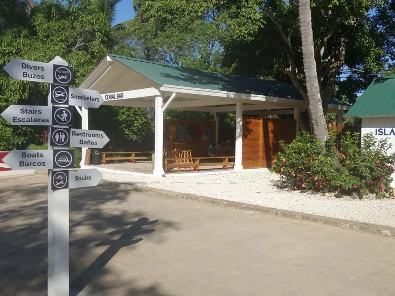 Panneaux de signalisation et bâtiment du centre de plongée tropical