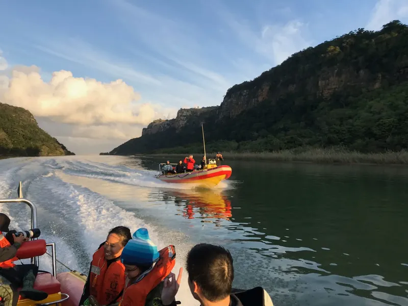 Passagers souriants en gilets de sauvetage sur un bateau rapide en mer