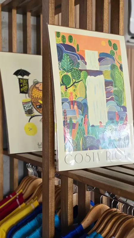 Affiches colorées représentant des illustrations de paysages tropicaux et d'animaux