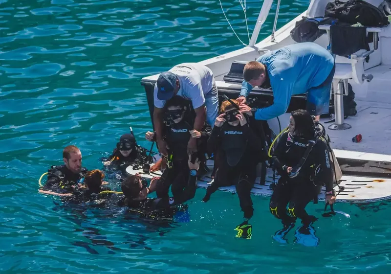 Plongeurs se préparent à monter à bord d'un bateau de plongée