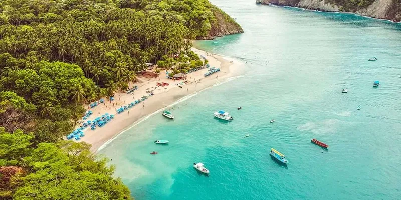 Vue aérienne d'une plage avec des bateaux et des personnes