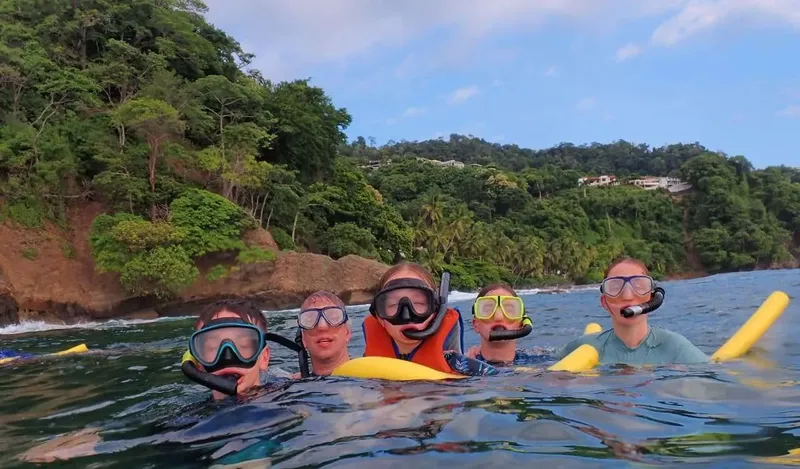 Groupe de personnes avec masques et snorkels dans l'eau turquoise