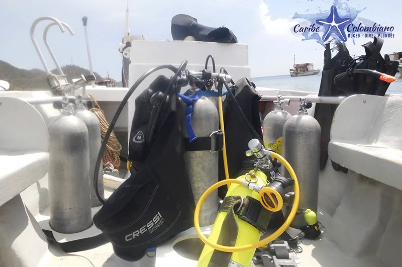 Equipement de plongée sur un bateau, bouteilles, détendeurs, gilet stabilisateur jaune