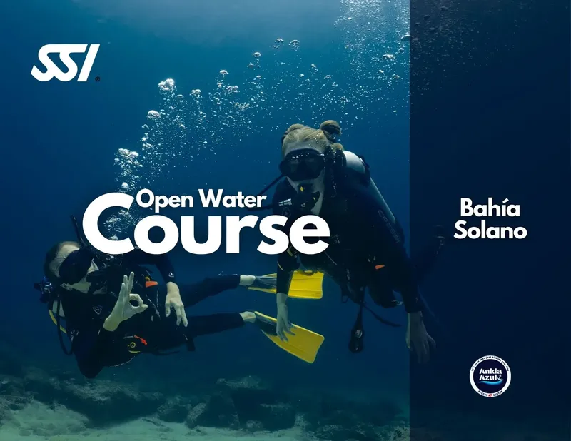 Deux plongeurs en formation Open Water, bulles et lumière sous-marine