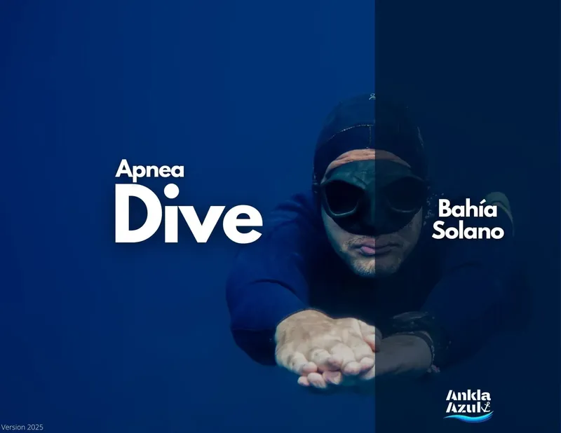 Plongeur en apnée, visage concentré, regardant vers l'avant dans l'eau bleue