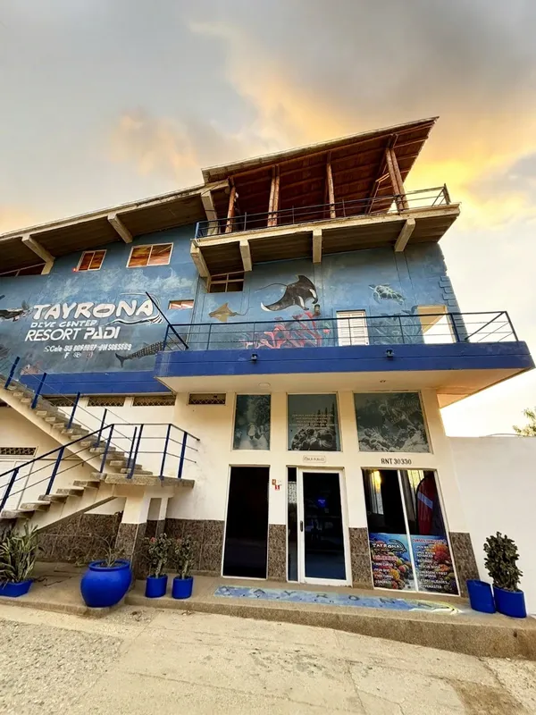 Façade d'un bâtiment avec une peinture de raie manta et un logo