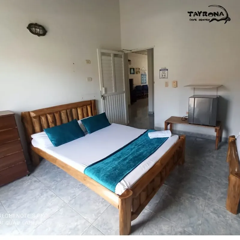 Chambre d'hôtel simple avec un lit double et une armoire