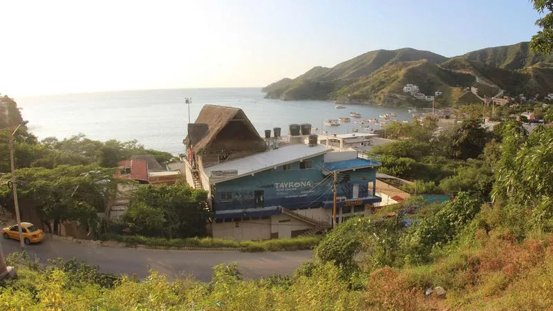 Vue d'un centre de plongée avec bâtiments et bateaux au bord de mer