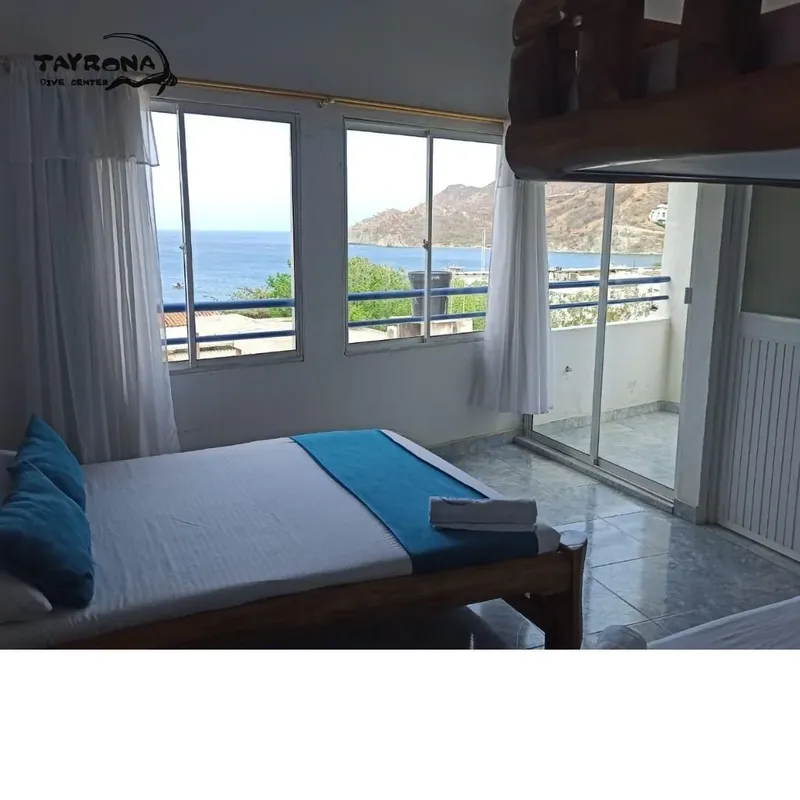 Chambre d'hôtel avec vue sur la mer et les montagnes