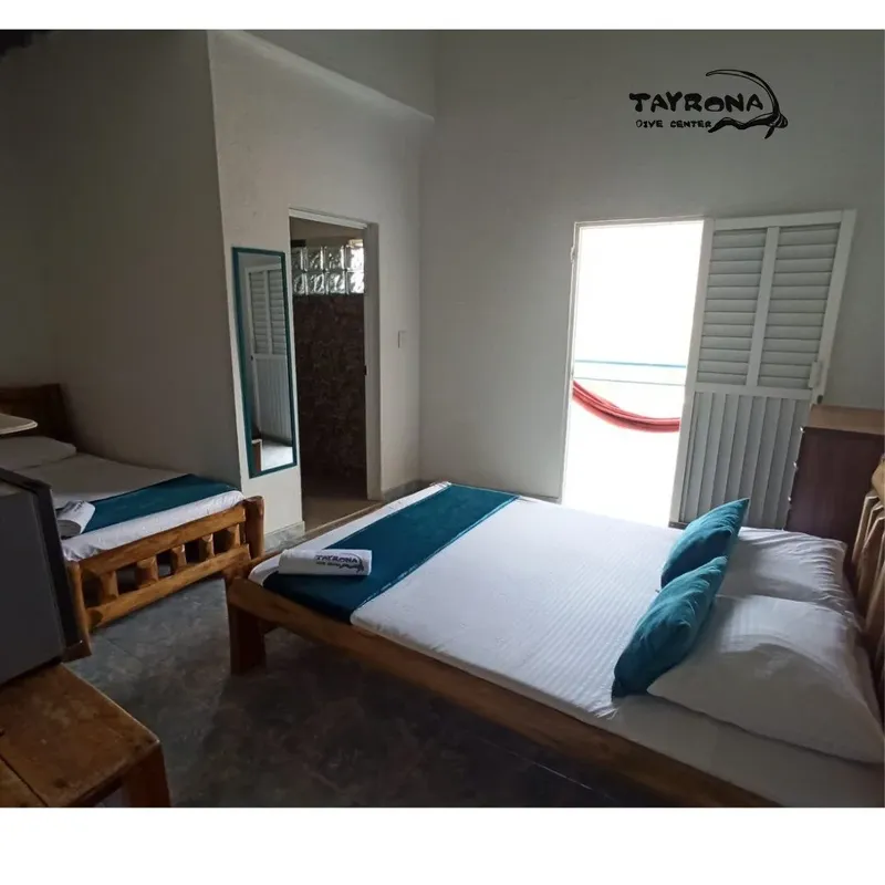 Chambre avec lits simples et vue sur un couloir intérieur