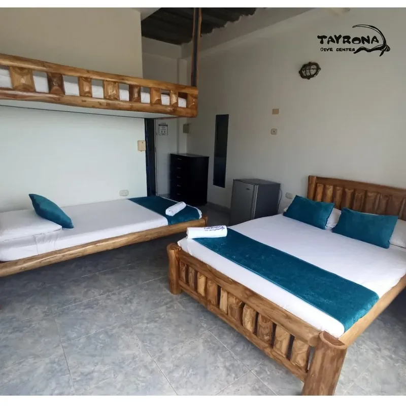 Chambre avec lits superposés et décoration en bois clair