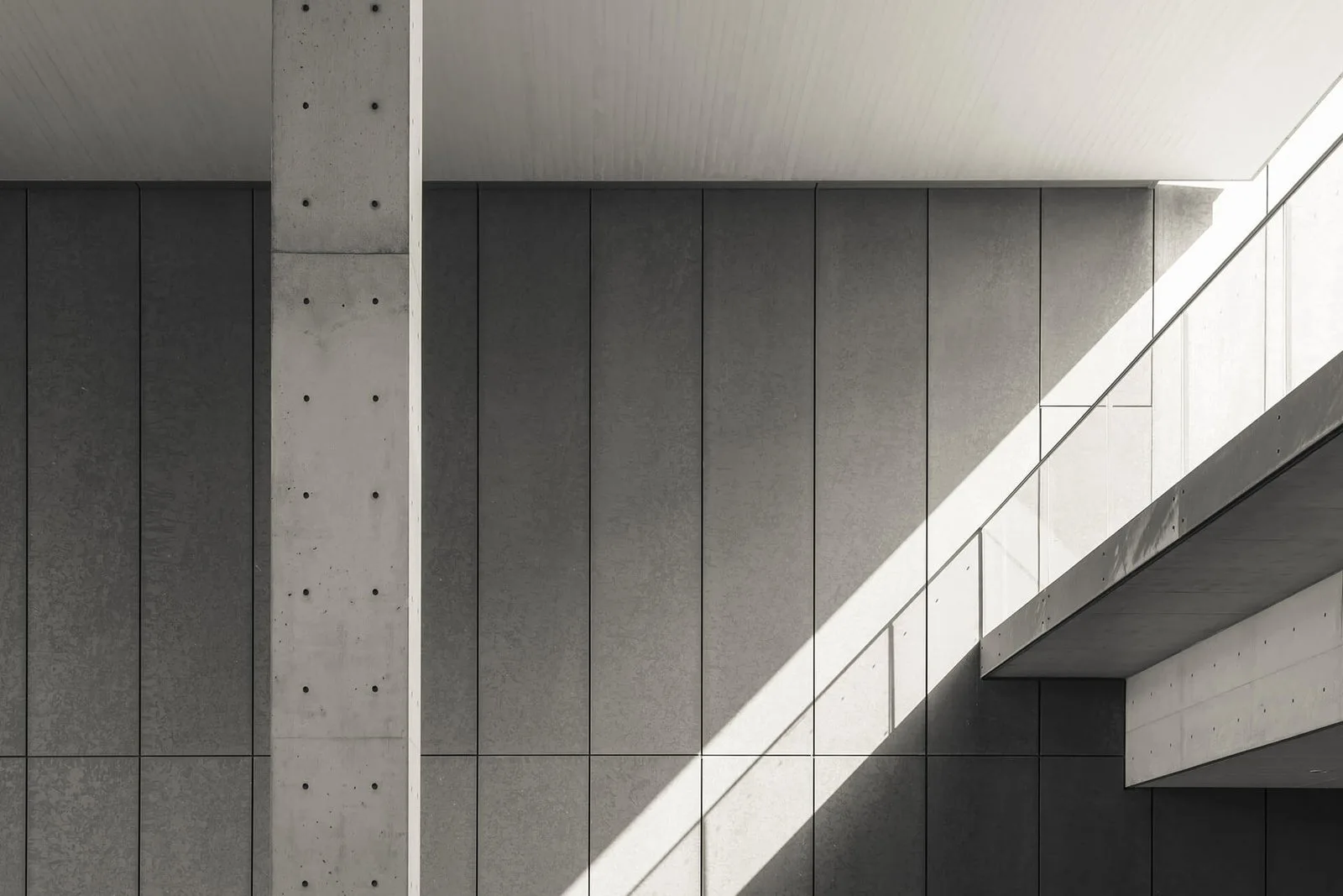 Architecture moderne avec murs en béton et jeu d'ombres lumineuses