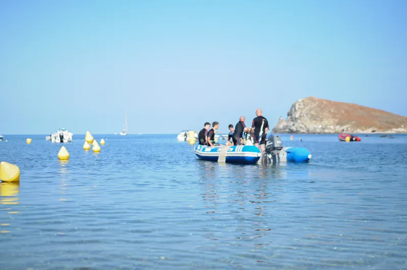 Groupe de personnes à bord d'un bateau pneumatique en mer