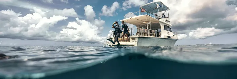 Plongeurs s'apprêtent à entrer dans l'eau depuis un bateau de plongée