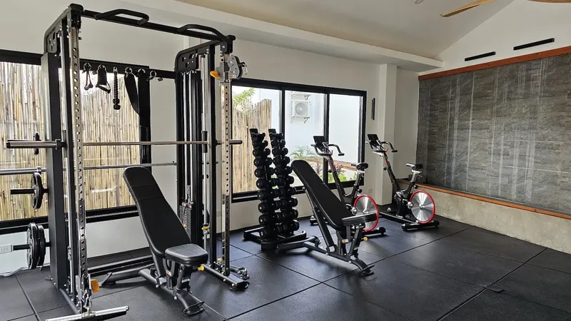 Salle de sport avec équipements de musculation et de cardio