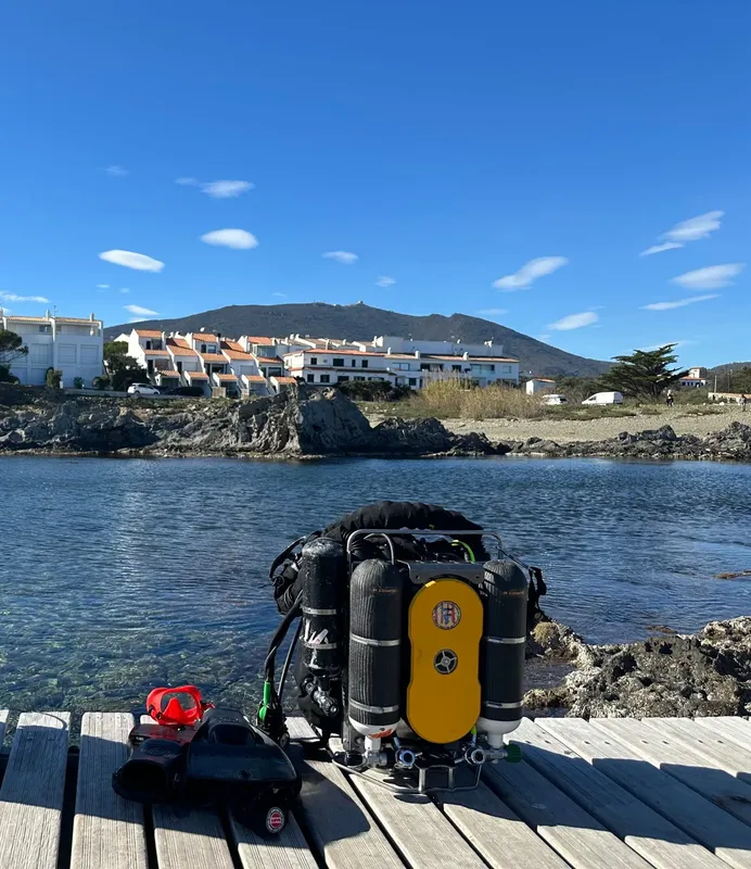 Equipement de plongée sur un ponton en bois face à la mer