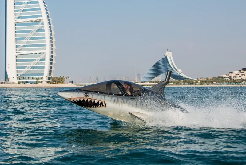 Personne conduisant un bateau en forme de requin sur l'océan