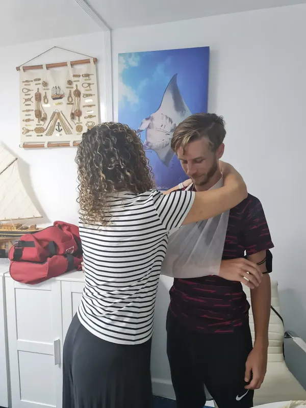 Deux personnes sourient devant une grande image d'un requin