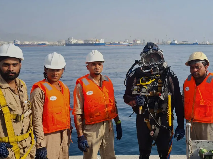 Equipe de plongeurs et personnel sur un bateau en mer