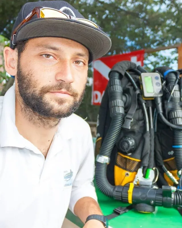 Portrait d'un homme avec une casquette et du matériel de plongée