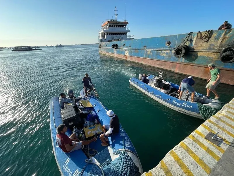 Plongée : préparation à l'embarquement sur des bateaux pneumatiques au port