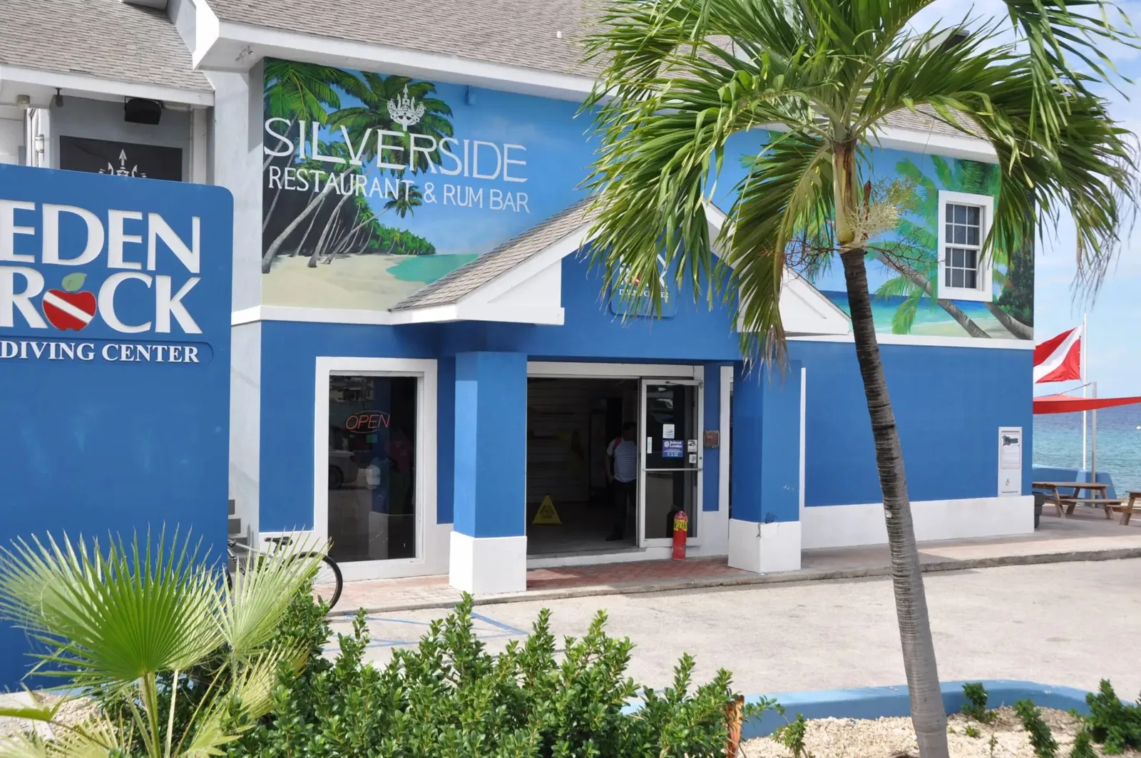 Façade colorée d'un centre de plongée et d'un restaurant tropical