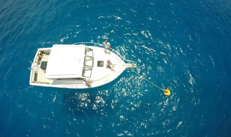 Vue aérienne d'un bateau de plongée avec des personnes à bord