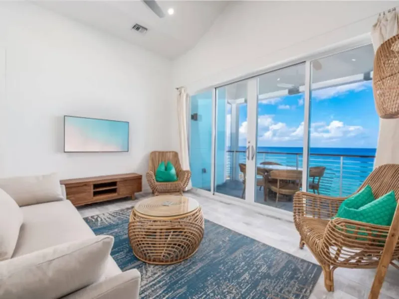 Salon lumineux avec vue sur mer à travers de grandes baies vitrées