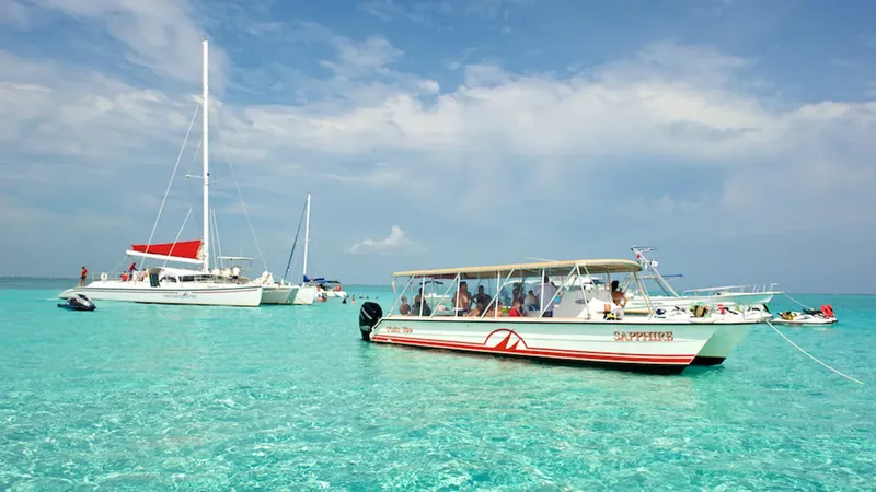 Plusieurs bateaux de plaisance sur une eau turquoise et calme