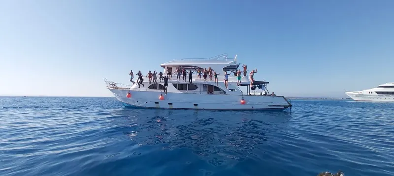 Groupe de personnes sur le pont d'un bateau de plaisance en mer