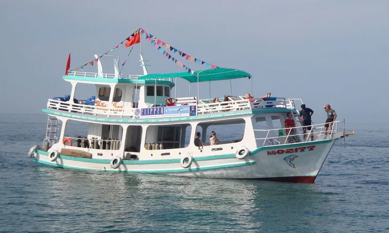 Bateau de plongée avec des passagers et des bouteilles à bord