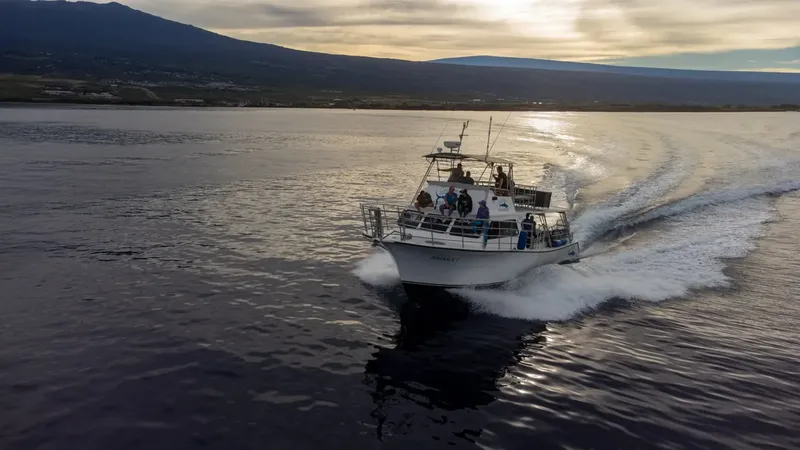 Bateau de plongée navigue sur une mer calme avec des passagers