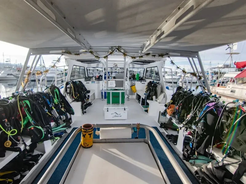 Intérieur d'un bateau de plongée avec équipement et hublot ouvert