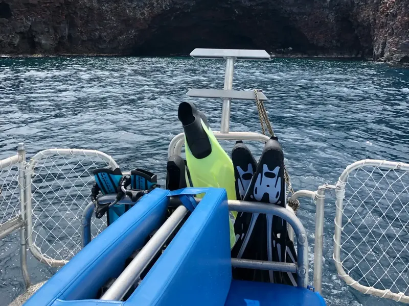 Equipement de plongée sur un bateau avec vue sur l'océan