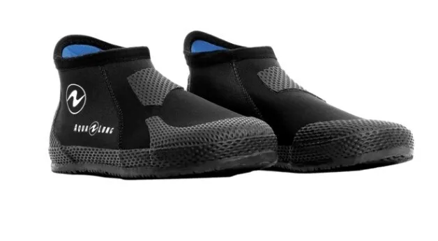 Chaussons de plongée noirs et gris sur fond blanc clair