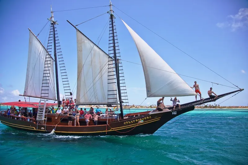 Grand voilier avec des passagers, mer turquoise, ciel bleu, vacances