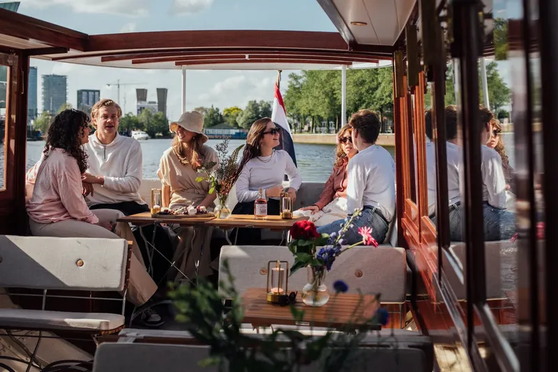 Groupe de personnes assises sur un bateau profitant d'un moment convivial