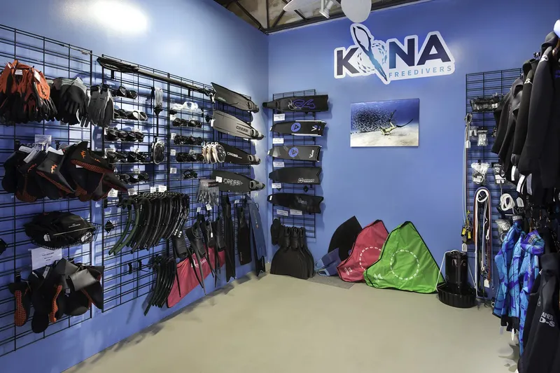 Equipement de plongée apnée exposé dans un magasin bleu clair