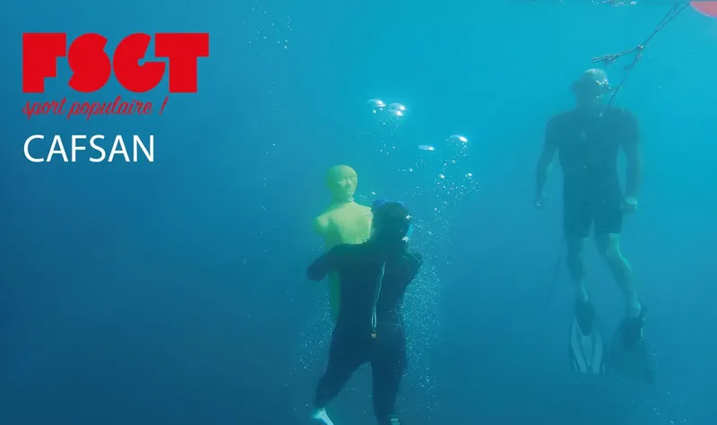 Deux plongeurs en combinaison s'entraînent sous l'eau avec le logo FSCT