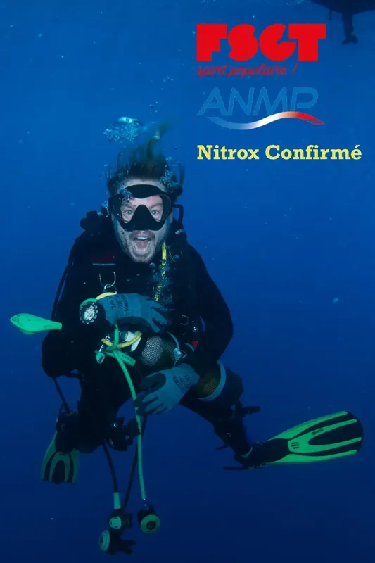 Plongeur souriant en combinaison, avec masque et détendeur, en milieu bleu