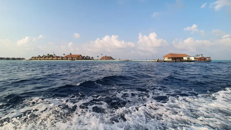 Vue d'îles tropicales avec un bateau et une mer bleue