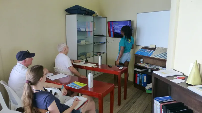 Cours de plongée en salle avec un instructeur et des élèves attentifs
