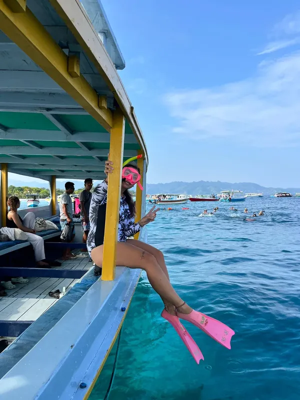 Personne sur un bateau de plongée, prête à faire du snorkeling en mer