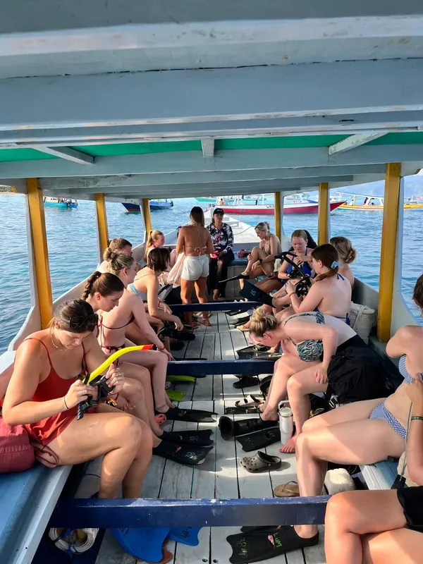 Groupe de personnes sur un bateau de plongée en mer