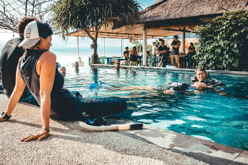 Personnes en combinaison de plongée dans une piscine avec du matériel