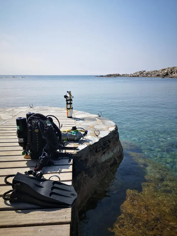 Equipement de plongée sur un ponton en bois au bord de la mer